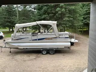 Ponton 3 quilles Versailles 25' + plage arriere - Année 2008 - Moteur inboard Mercruiser 220HP 4,3l...