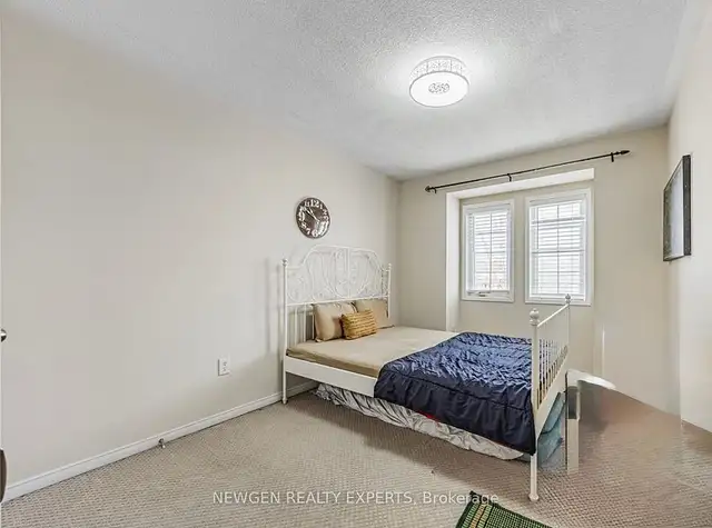 Beautiful Townhouse with Finished Basement! in Houses for Sale in Oshawa / Durham Region - Image 5