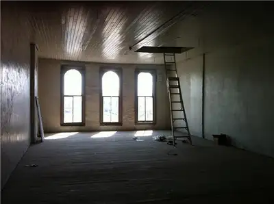 9A//Winnipeg/warehouse in the middle of three 2200 sq ft per floor aprox +/- , buy one or all three...