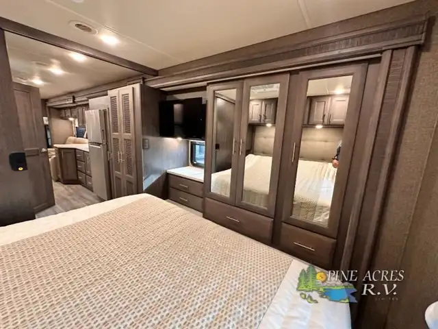 2022 Thor Motor Coach Challenger 35MQ only 6,310 Miles in RVs & Motorhomes in Moncton - Image 49