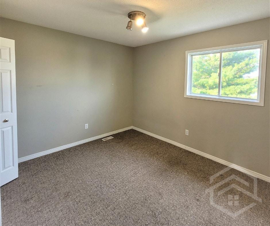 3 Bedroom House in Tillsonburg!! 4