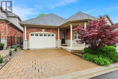 ELEGANT BUNGALOW LIVING... Beautifully finished bungalow on a PRIVATE COURT at 4-8 Muscat Drive offe...