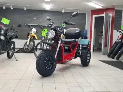 The Daymak BoomerBeast 2D is a high-performance electric scooter designed for both urban commuting a...