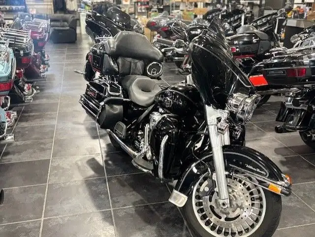 2009 Harley-Davidson Electra Glide Ultra Classic in Street, Cruisers & Choppers in Sudbury - Image 3