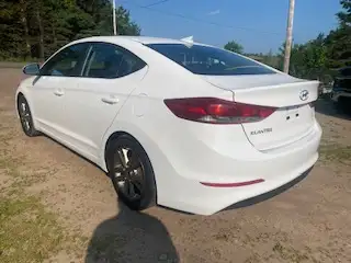 2017 Hyundai Elantra - Only 73,000 kms dans Autos et camions dans Moncton - Image 3