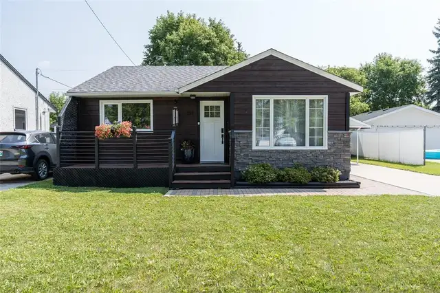 761 Parkhill Street Winnipeg, Manitoba in Houses for Sale in Winnipeg - Image 2
