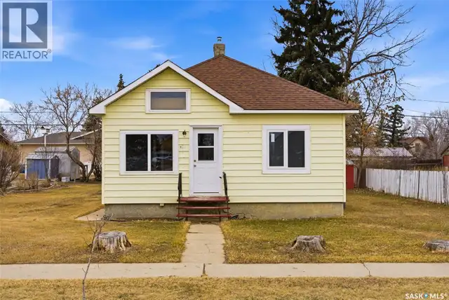 304 Main STREET Avonlea, Saskatchewan in Houses for Sale in Moose Jaw - Image 2