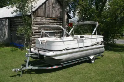 Enjoy relaxing days on the lake with this 2003 Princecraft Versailles 20 pontoon boat. Spacious, com...