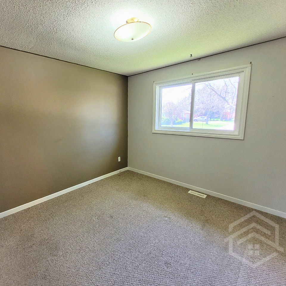 3-Bedroom Home in a Beautiful Neighbourhood! 5