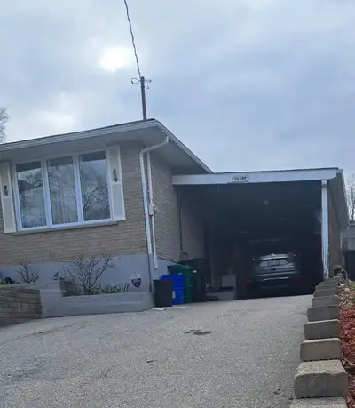 This house is a minute to HWY 401 close to schools and shop. Interesting call 226 626 6453