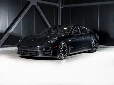 Porsche Panamera 4 2024 certifiée Porsche Approved, offerte par le Centre Porsche Québec. Fini en No...
