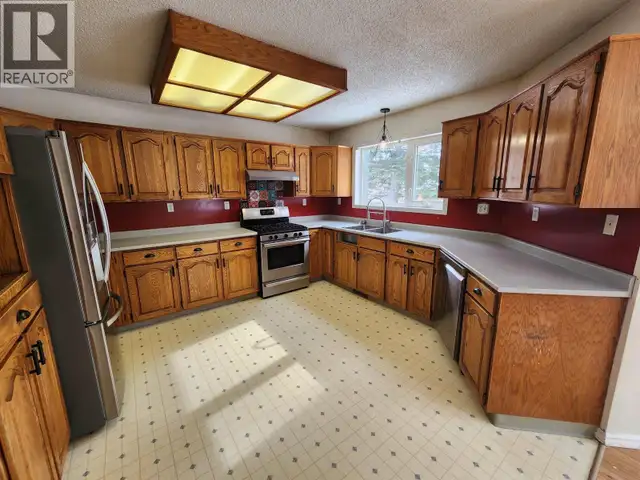 7615 PEARL DRIVE Prince George, British Columbia in Houses for Sale in Prince George - Image 2