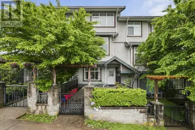 This beautiful 3-bedroom, 3-bathroom townhome with a bonus Flex room (can be 4th bdrm) offers 1579 s...