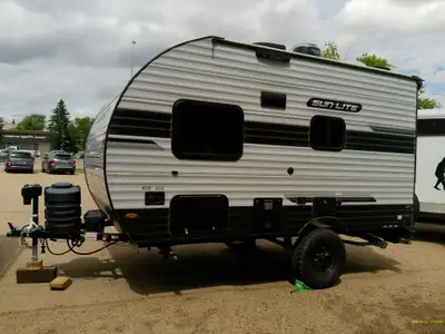 This 2025 Sunset Park Sun Lite trailer in sleek Silver exterior color is a real stunner! With its mo...