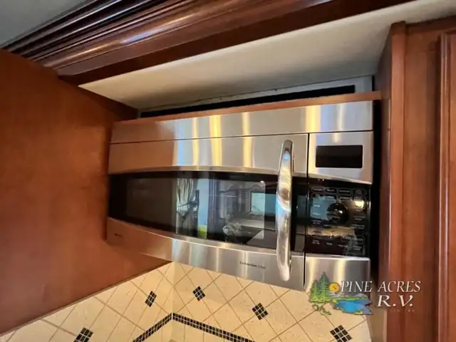 2013 Fleetwood RV Discovery 40X Diesel 057,684 Miles in RVs & Motorhomes in Moncton - Image 30