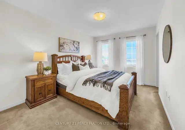 Stylish, freehold townhome! in Houses for Sale in Oshawa / Durham Region - Image 3