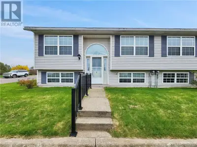 Comfort, convenience, and future potential awaits in this end-unit garden home in the heart of Fores...