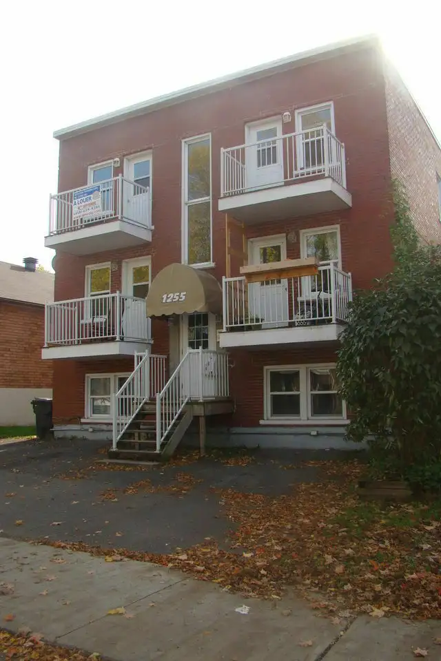 beau grand grand 4 1/2 rue Vitré Limoilou, petit chien accepté