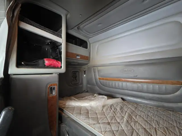 2012 PETERBILT 388 in Heavy Trucks in Saskatoon - Image 28