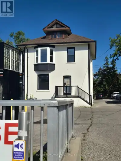Prime Location, Can be used for many businesses doctor office, used car dealership, any many used lo...