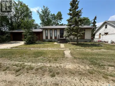 This large family home is waiting for it's next family! Two bedrooms upstairs, master bedroom en-sui...