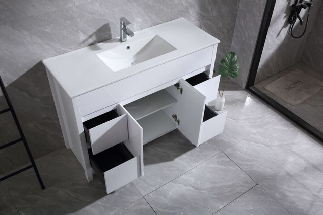 48" Glossy white Freestanding Bathroom Vanity w/ Ceramic top dans Armoires et revêtements de comptoir  à Ouest de l’Île - Image 3
