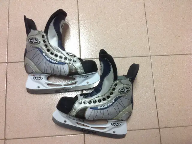 Figure & hockey skates , helmet,palms ,skate sharpening machine in Skates & Blades in City of Toronto - Image 6