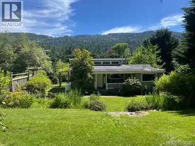 Welcome to Your Tranquil Island Retreat, just minutes from town. Step through the gate and find peac...