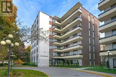 Affordable opportunity to enter the Toronto market. Spacious 1 bedroom condo offering afunctional la...