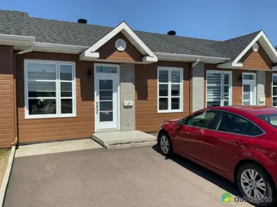 À DÉTERMINER : Tout sur Un Même Plancher, sans marche ni sous-sol Très économique d'opération. Bel e...