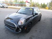 Fresh, local trade in with a clean Carfax, two sets of keys and brand new set of winter tires! Loade... (image 3)