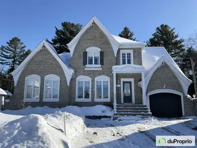 Joli duplex / intergénération (ne communique pas par l'intérieur) situé sur un grand terrain offrant...