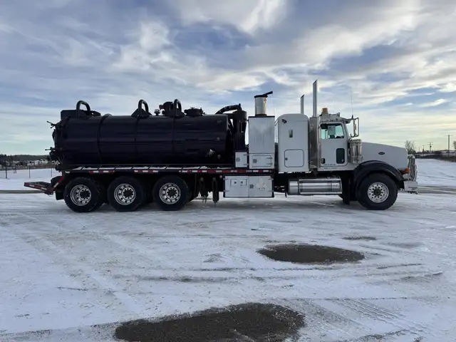 2005 PETERBILT 378 in Heavy Trucks in Saskatoon - Image 5
