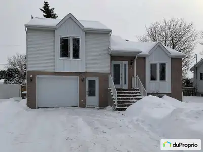 Découvrez cette magnifique résidence, offrant un cadre de vie paisible et sans voisins à l'arrière....