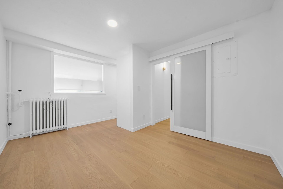 Renovated bachelor, balmoral and St.Clair - ID 598 5