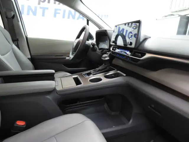 2024 TOYOTA SIENNA XLE HYBRIDE, 8 PASSAGERS, JAMAIS ACCIDENTÉ!!! in Cars & Trucks in City of Montréal - Image 9