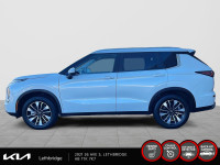 2025 Mitsubishi Outlander LE Experience the Mitsubishi Outlander LE with only 33 km on the odometer.... (image 5)