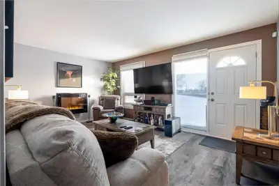 3B//Winnipeg/S/S Now | Offers Anytime! Welcome to 620 Herbert Ave, a beautifully updated end-unit co...