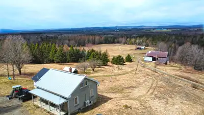 Weedon (Estrie) : Magnifique fermette nichée sur un terrain de plus de 137 acres, avec vue imprenabl...