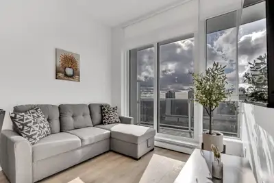 Feel at home in this modern 1-bedroom, 1-bathroom condo located on the 30th floor in the heart of Su...