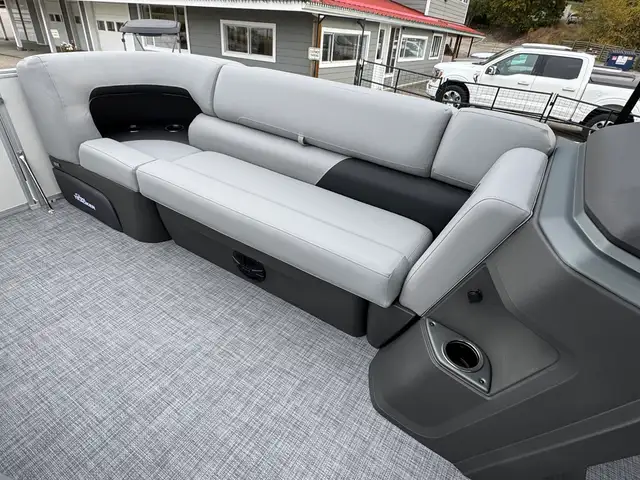 2026 Sun Tracker Party Barge 20 DLX pontoon boat in Powerboats & Motorboats in Prince Albert - Image 19
