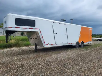 fuel door;INSULATED;Stereo;spread axles;12k suspension;front and rear ramp door;Hydraulic Landing Ge...