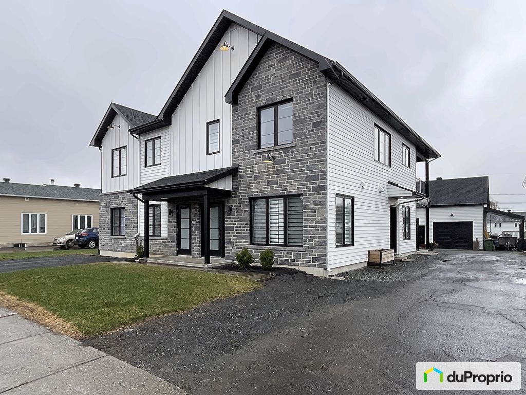 $1,299,000 - Triplex for sale in St-Germain-De-Grantham — photo 1