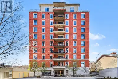 This stunning 1 bedroom + den condo in the coveted Norfolk building by Domicile has been completely...