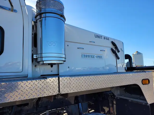 2013 WESTERN STAR 6900XD in Heavy Trucks in Saskatoon - Image 108