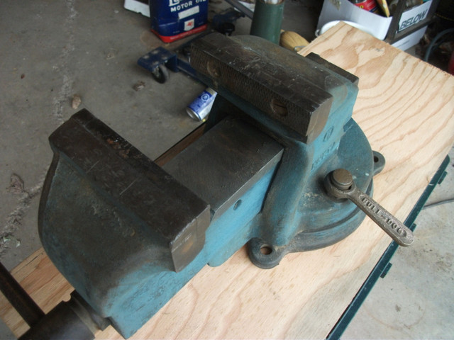 Rare Vintage 5" Heavy Duty Henry Bench Vise in Hand Tools in Belleville - Image 4