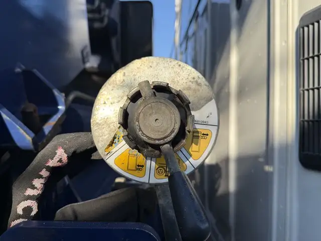 2015 Hino 358 22 Foot Dump Flatdeck with Amco Veba Crane and Air in Heavy Trucks in Regina - Image 31