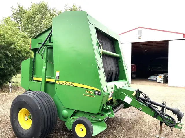 2015 John Deere 569 Round Baler in Farming Equipment in Saskatoon - Image 2