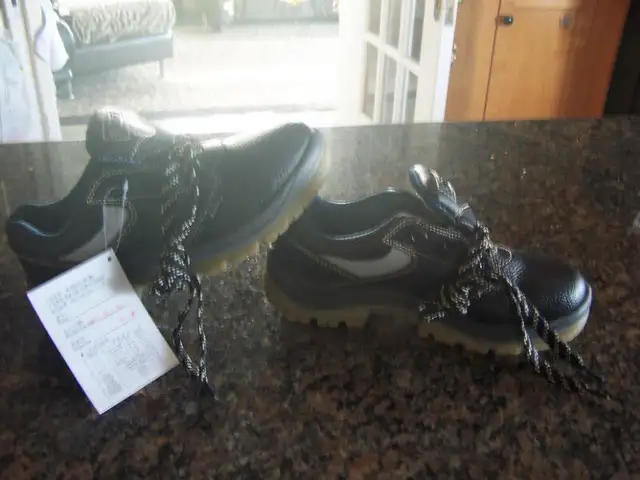Genuine Leather Lace Breathable Work Safety Shoes  (size 6) in Men's Shoes in Hamilton - Image 2