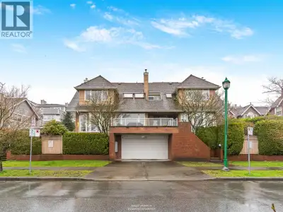 Panoramic city, ocean & mountain views are yours to enjoy from the rooftop deck of this fab 3 bedroo...